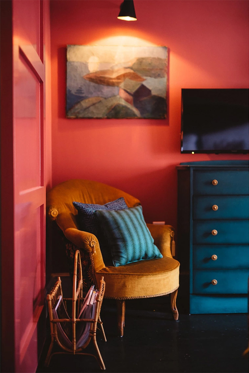 The Rose Deal par Nicola Harding // Une chambre rouge avec du mobilier vintage