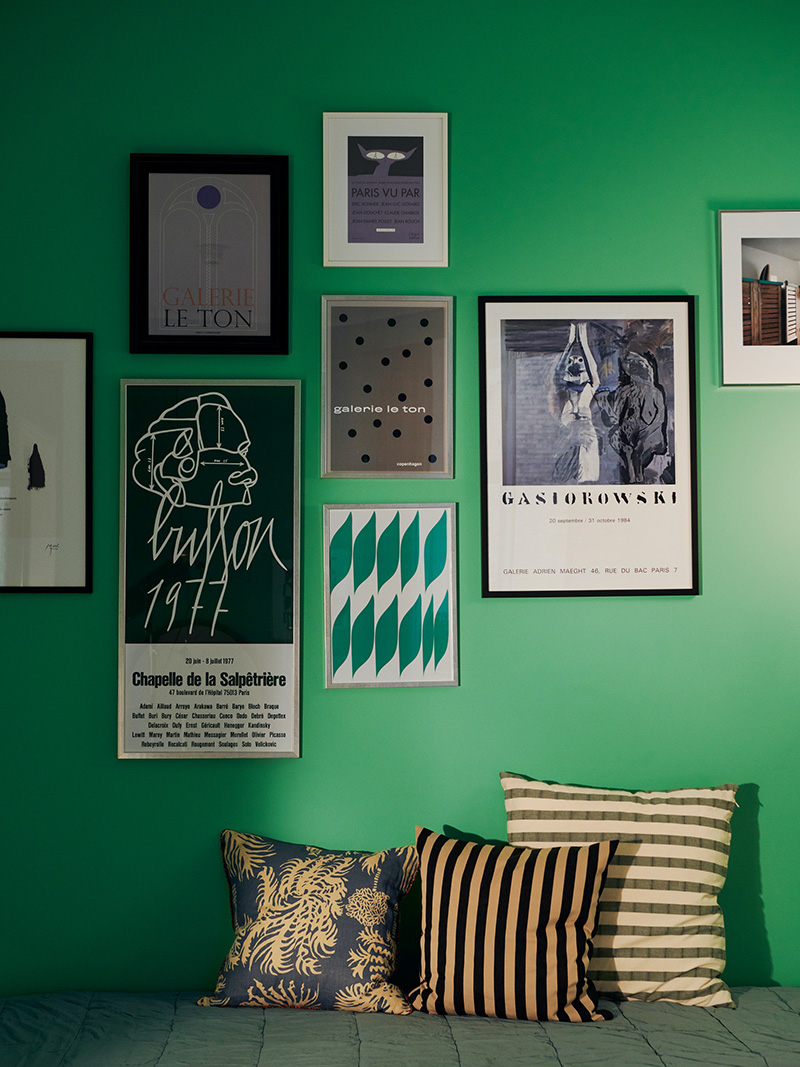 Décorez comme le Coco hotel à Copenhague ! // Mix and match de coussins et affiches graphiques sur un mur vert pétant