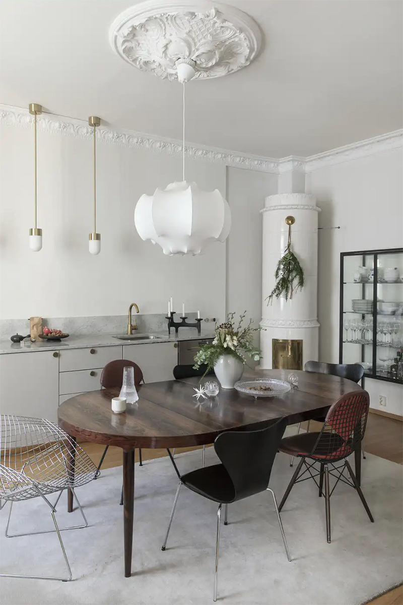 Un intérieur de style haussmannien rénové de façon contemporaine, twisté par du mobilier vintage