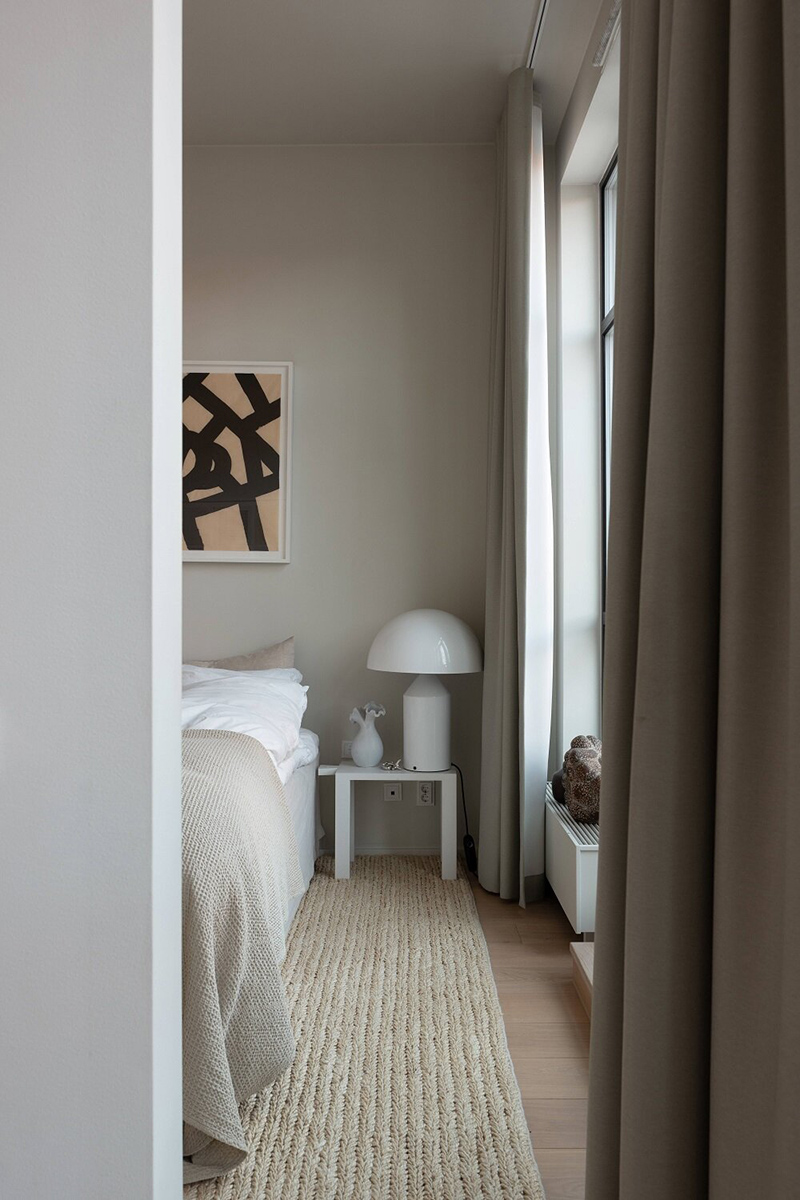 Une chambre monochrome design dans des tons de beige clair