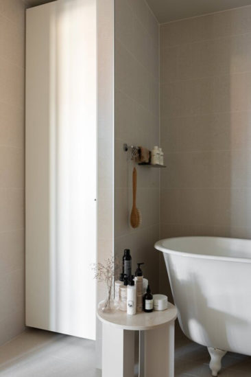 Une salle de bain monochrome design dans des tons de beige clair