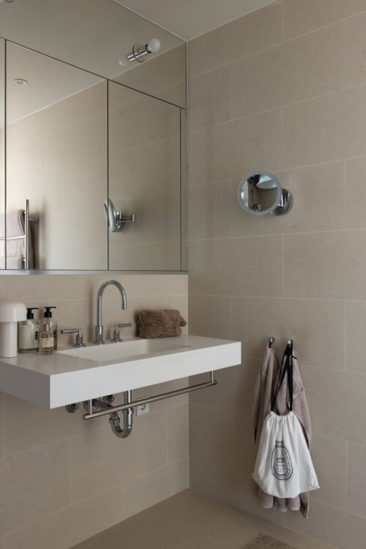 Une salle de bain monochrome design dans des tons de beige clair