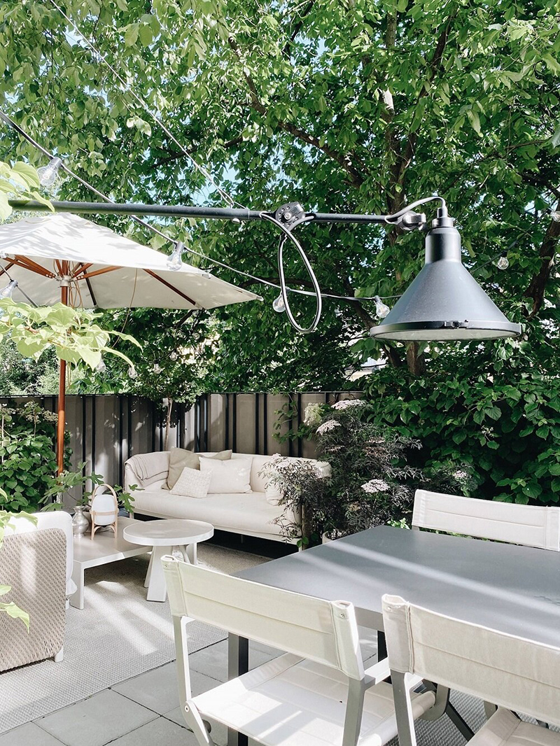 Une terrasse extérieur aménagée avec du mobilier outdoor blanc