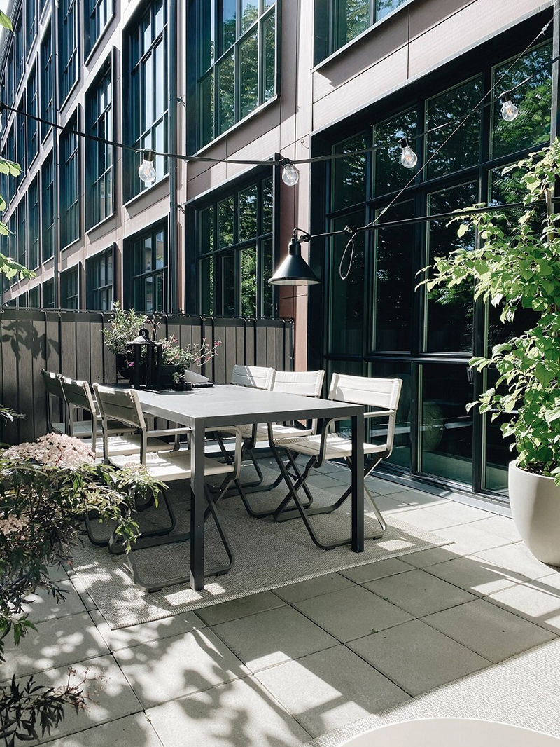 Une terrasse extérieur aménagée avec du mobilier outdoor blanc