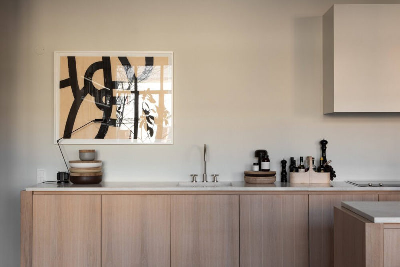 Le loft de Lotta Agaton, une cuisine minimaliste monochrome aux placards de cuisine en bois