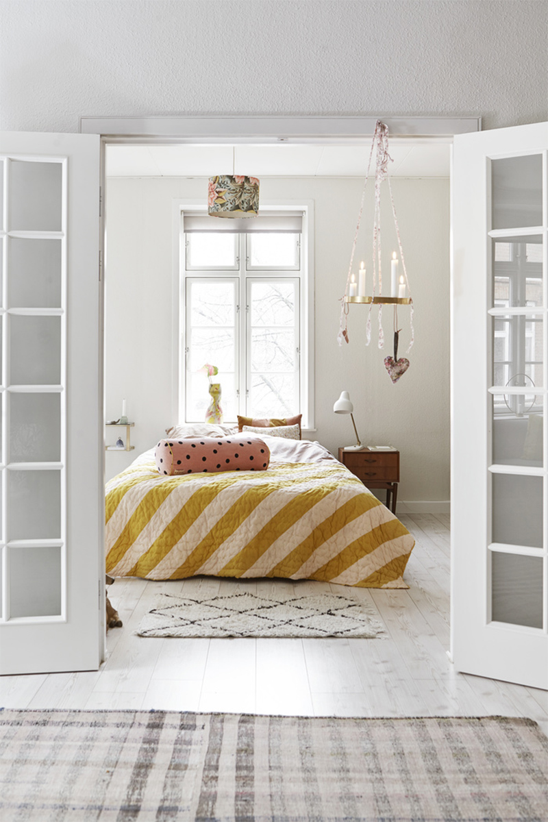 Un couvre-lit à rayures jeune et beige pour pimper une chambre de style scandinave épuré et neutre