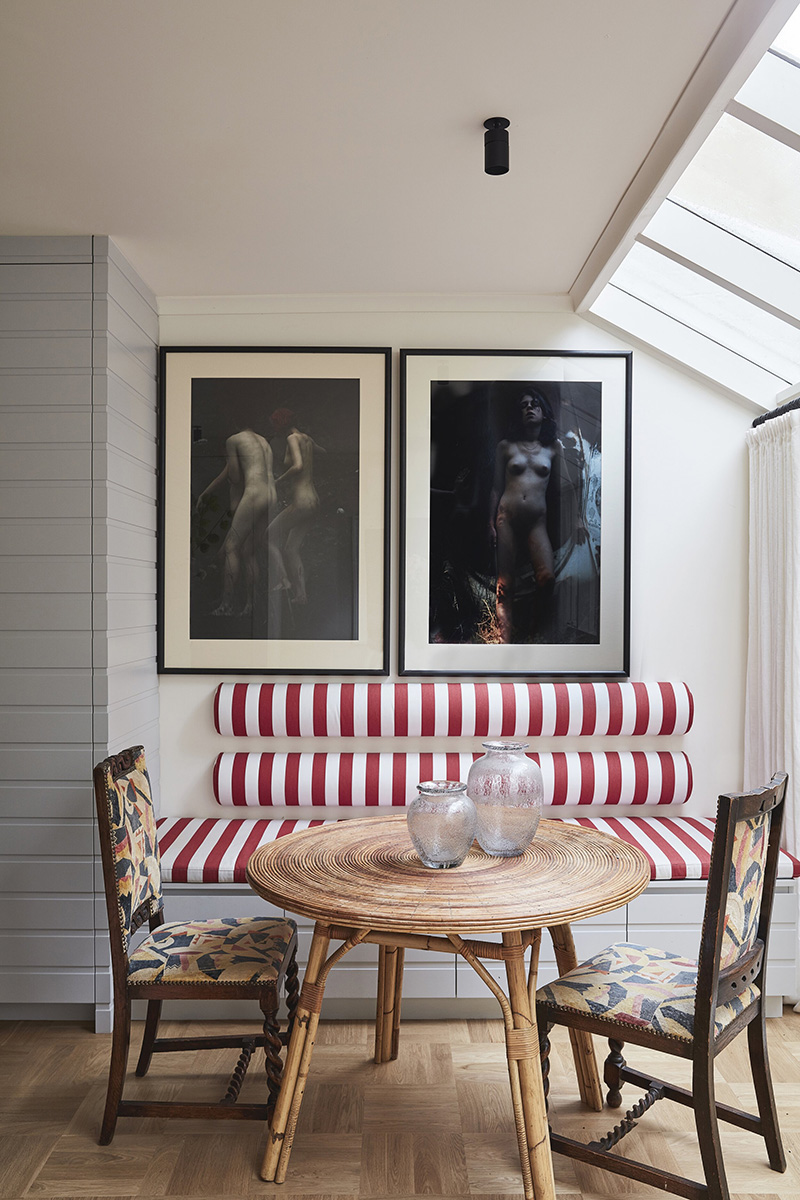 Une banquette réalisée avec du tissu à rayures rouge et blanc