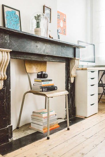 Le mélange de mobilier vintage vient moderniser cet intérieur au charme ancien