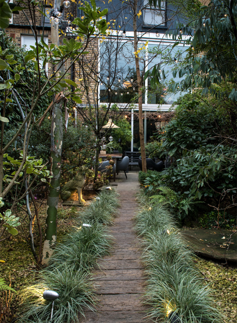 Penser l'aménagement extérieur comme une pièce en plus // Le jardin londonien d'Abigail Ahern