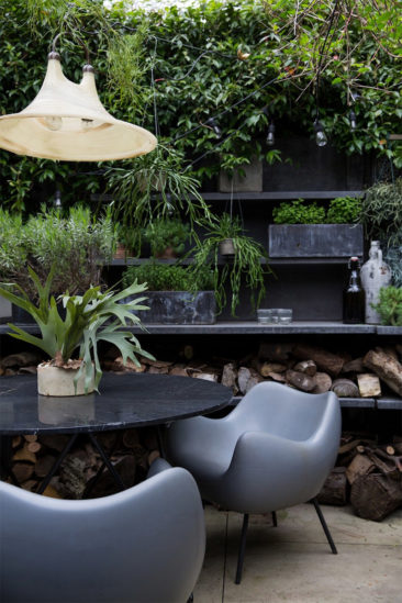 Penser l'aménagement extérieur comme une pièce en plus // Le jardin londonien d'Abigail Ahern