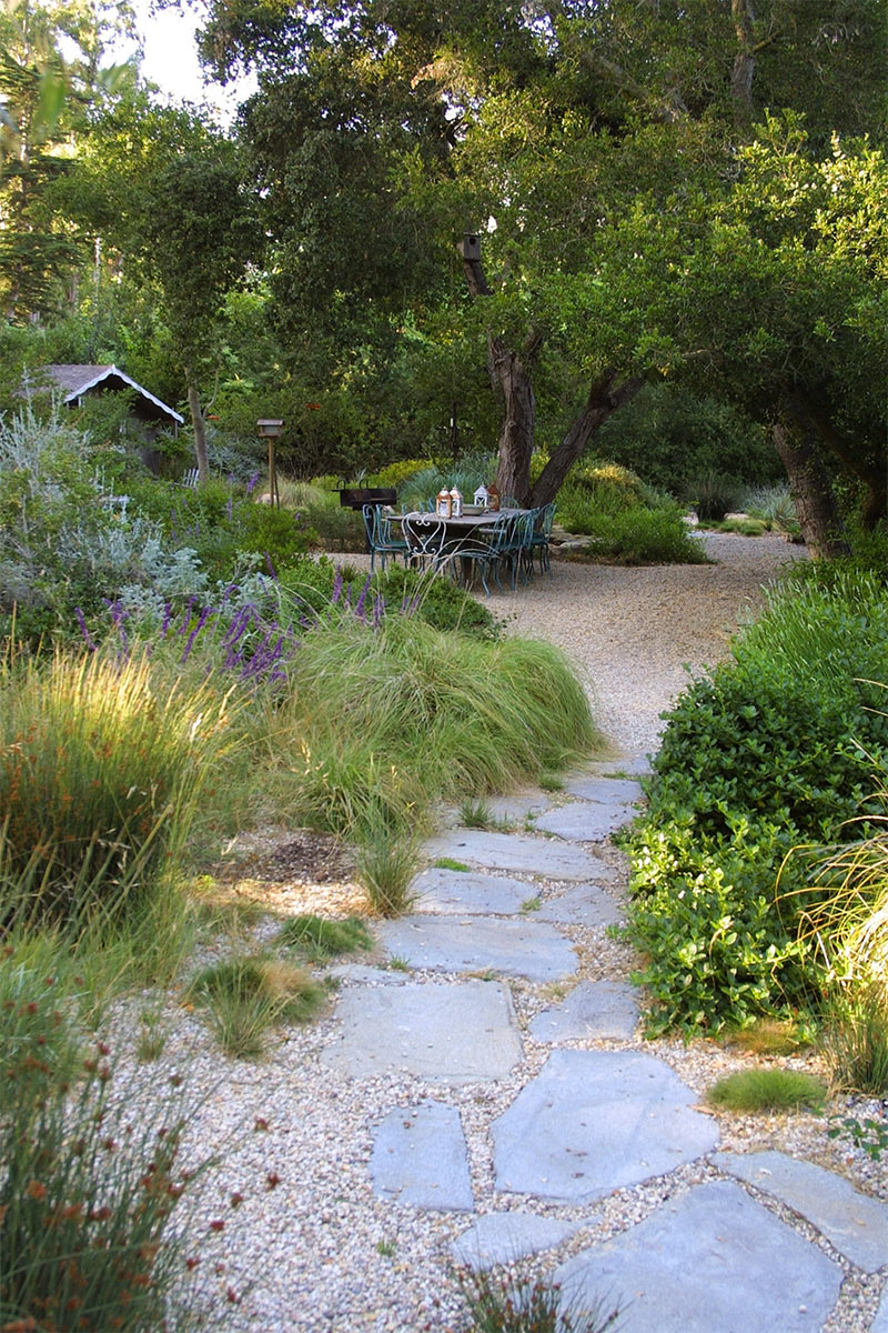 De l'importance de mettre en lumière la végétation pour sublimer son jardin // Montecito French Country Garden