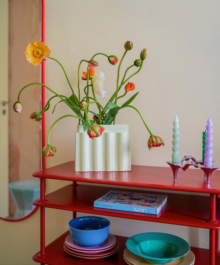 Pour un intérieur stylé, mettez des fleurs dans des vases design // @swantjeundfrieda