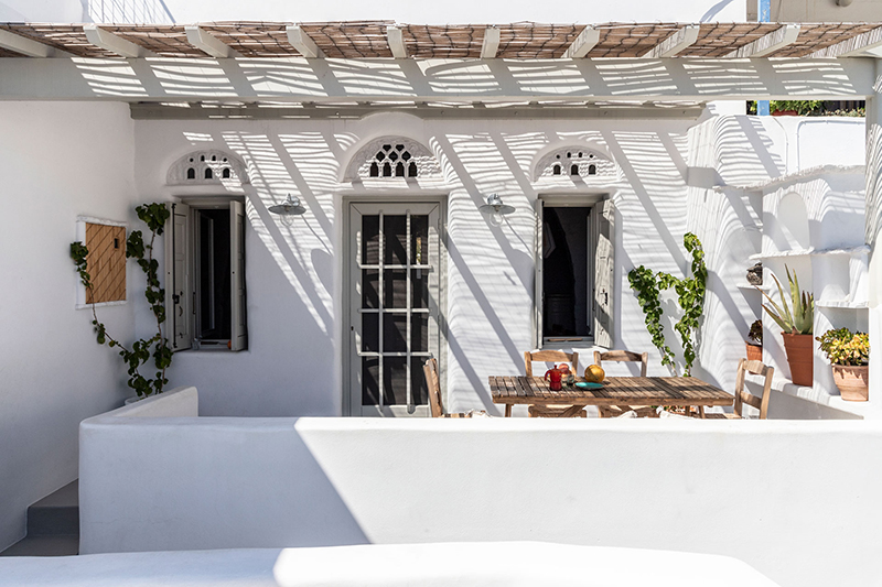 Une maison à Tinos par Bobotis architects // Terrasse protégée de canisses