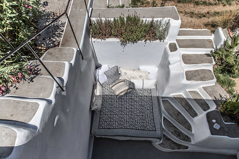 Une maison à Tinos par Bobotis architects // Une banquette extérieure a été aménagée à l'abris des vents du nord