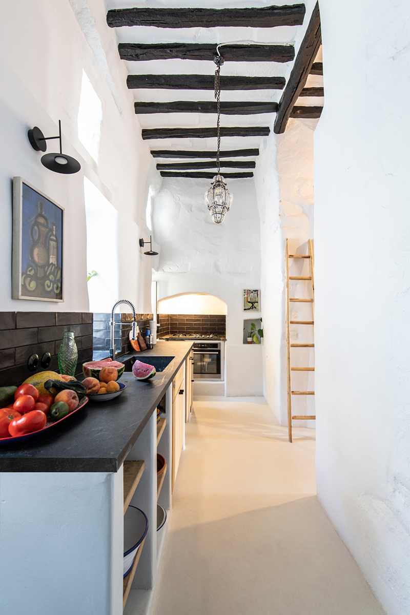 Une maison à Tinos par Bobotis architects // Une cuisine moderne et agrandie