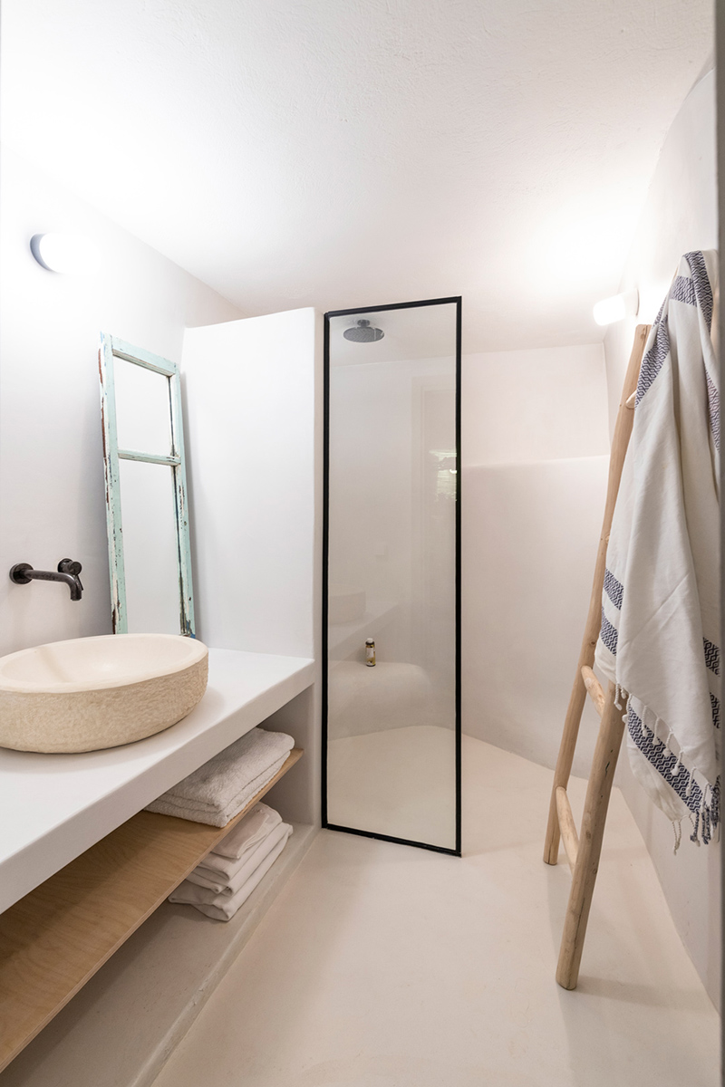 Une maison à Tinos par Bobotis architects // Salle de bain minimaliste méditerranéen