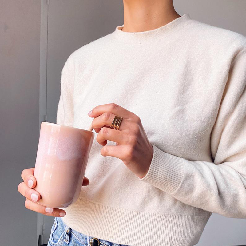 Tasse haute rose poudré, en grès, fait-main sur la boutique Clay craft Paris