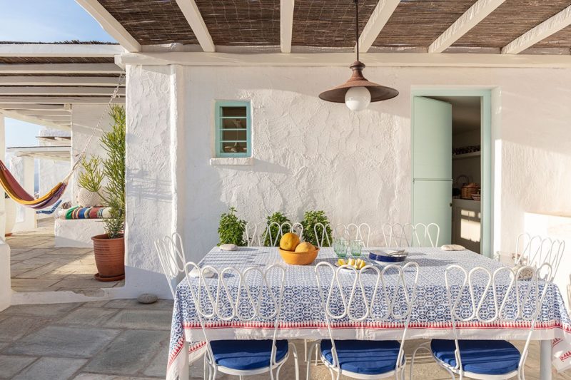 [ Décors des îles grecques ] Hôtel Papyrella à Mykonos // Coin repas extérieur