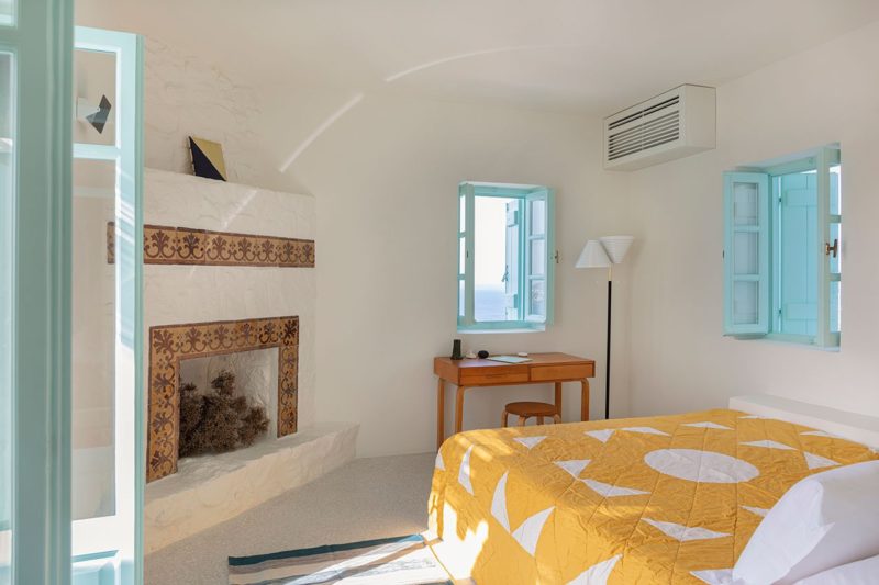 [ Décors des îles grecques ] Hôtel Papyrella à Mykonos // Chambre avec mobilier vintage et couvre lite en patchwork