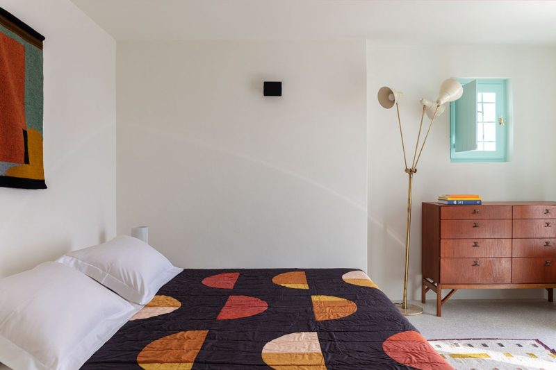 [ Décors des îles grecques ] Hôtel Papyrella à Mykonos // Chambre avec mobilier vintage et couvre lite en patchwork