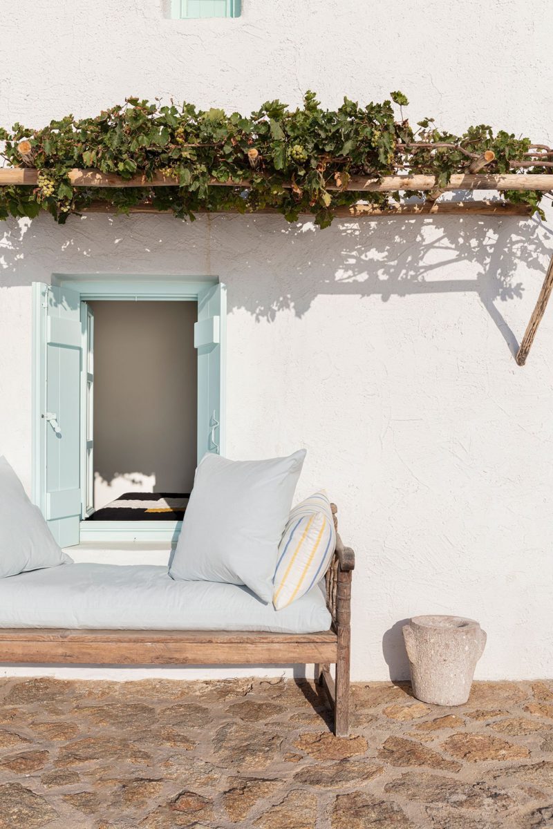 [ Décors des îles grecques ] Hôtel Papyrella à Mykonos // Banquette extérieure sous trémie