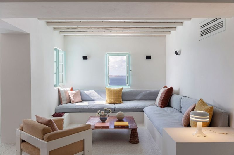 [ Décors des îles grecques ] Hôtel Papyrella à Mykonos // Canapé maçonnés pour l'espace salon