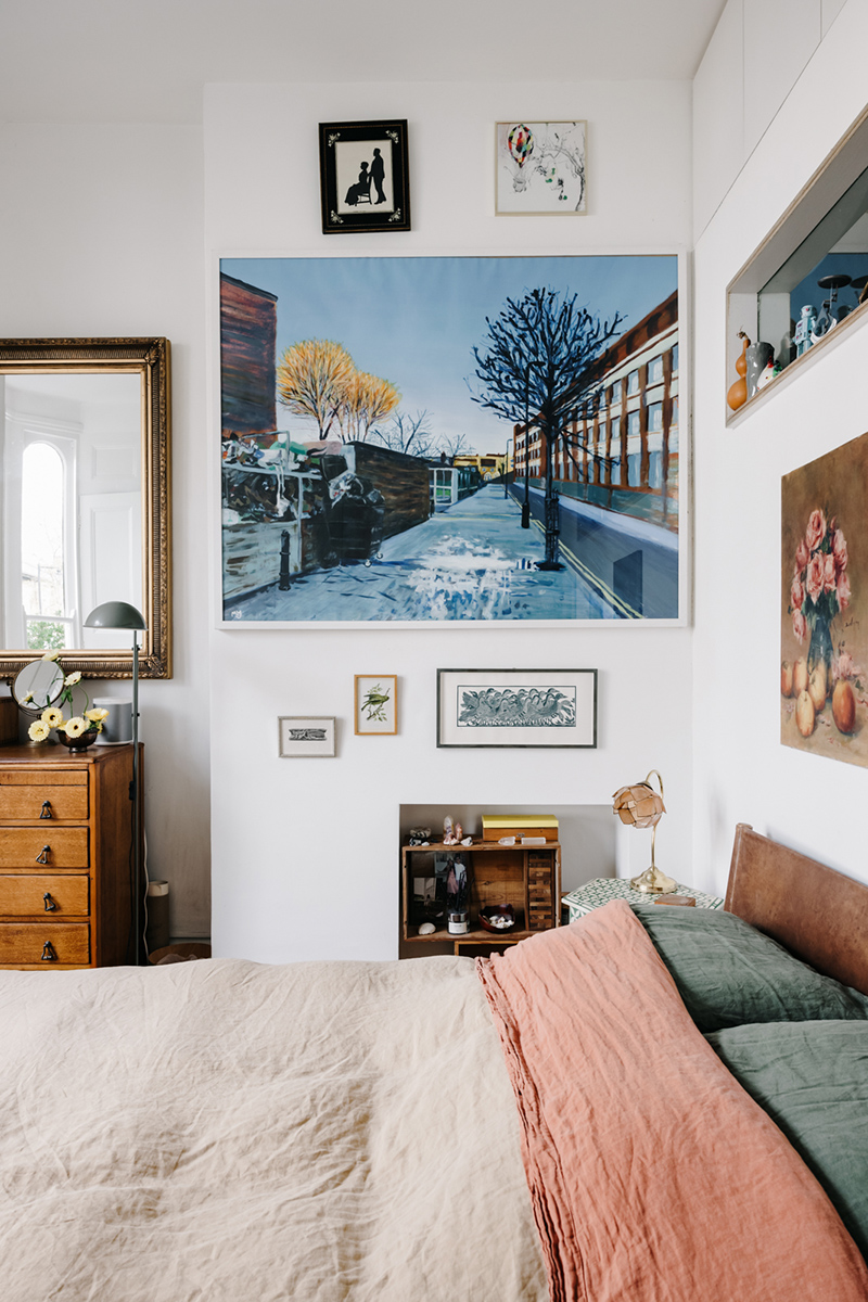 Chambre au mobilier vintage avec un très joli mur de cadres