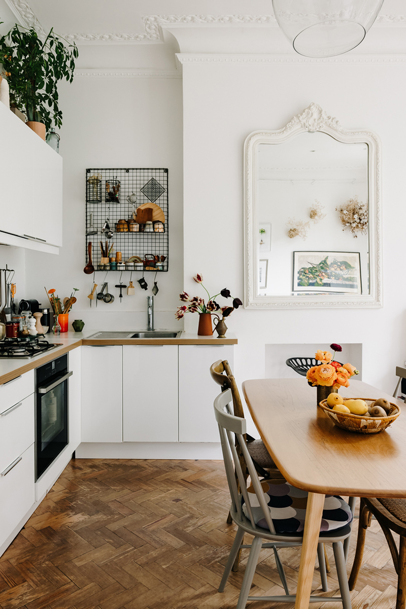 Coin repas avec table en bois rustique chinée et ses chaises dépareillées