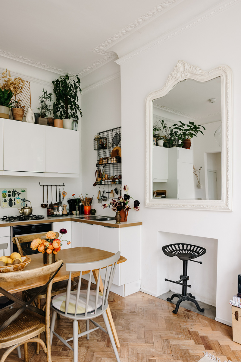 Coin repas avec table en bois rustique chinée et ses chaises dépareillées