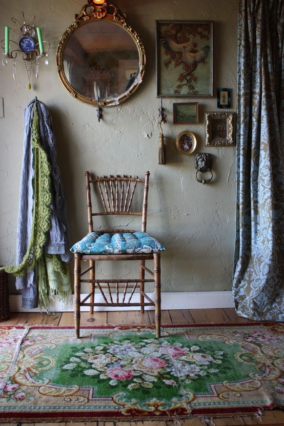 La bonne idée déco : mélanger des cadres anciens et vieux miroirs pour un décor romantique