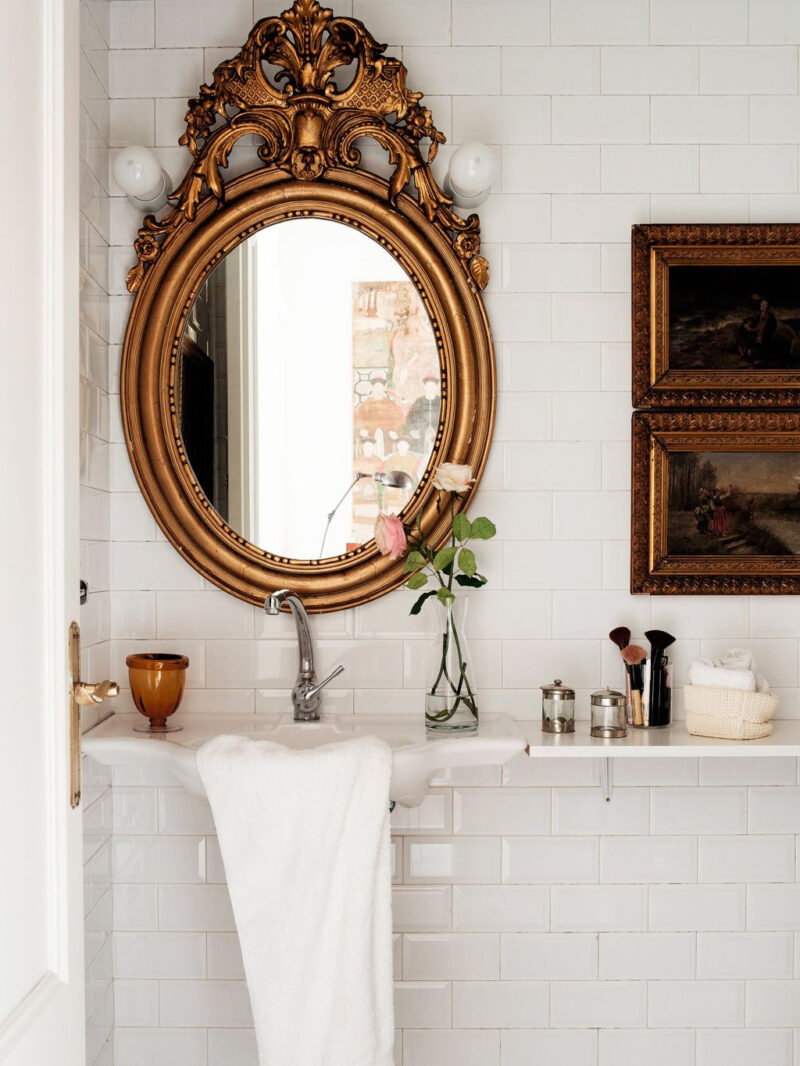 Très beau miroir antique pour donner du chic à une salle de bains