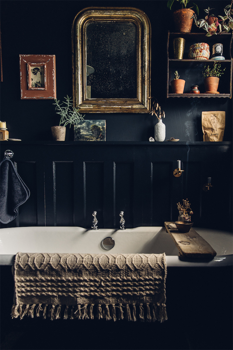 Salle de bains noire avec miroir et cadres ancien // myscandinavianhome.com