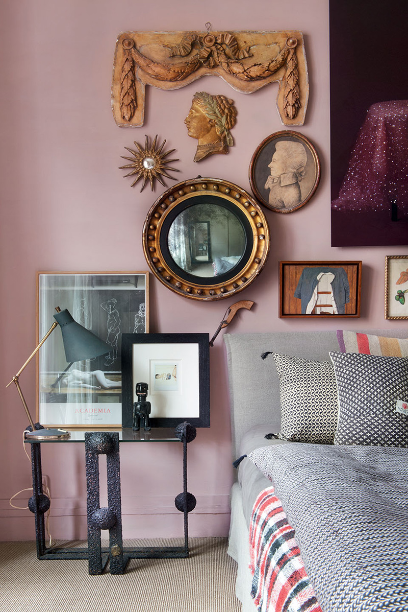 La bonne idée déco : mélanger des cadres anciens et vieux miroirs pour un décor romantique