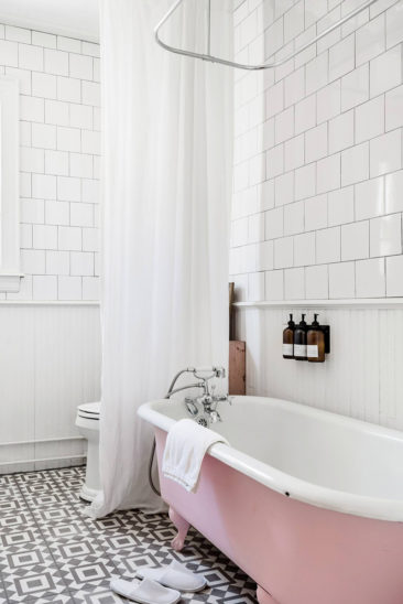 This Old Hudson, un style shabby chic épuré // Baignoire antique relooké en rose