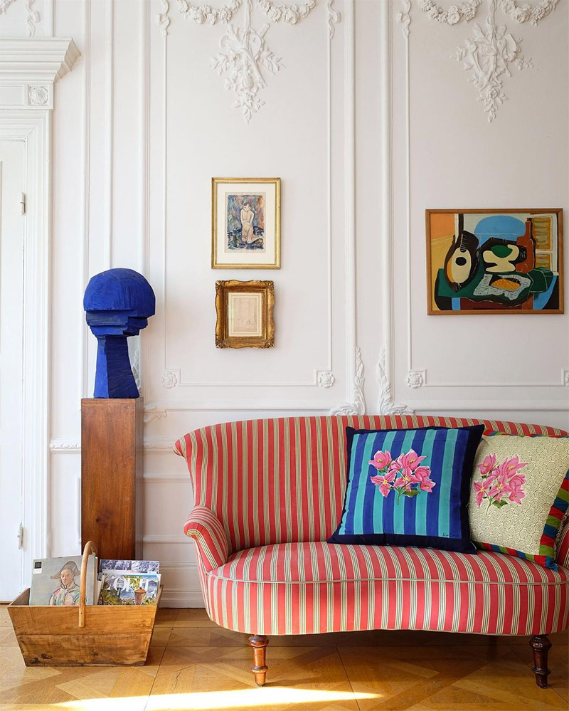 Banquette à rayures recouverte d'un tissu rayé rouge et gris pour un décor d'esprit vintage moderne