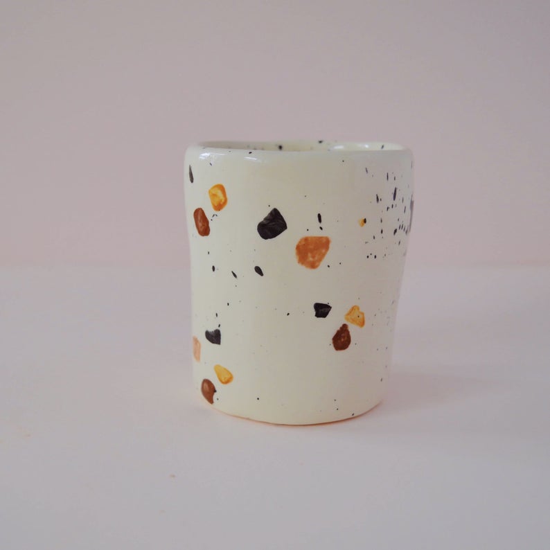 Tasse en céramique terrazzo sur la boutique Etsy Dobrunia Design