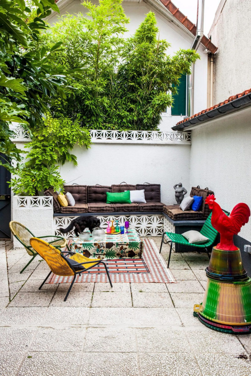 Une terrasse de pavillon de banlieue parisienne avec des airs colorés aux accents ethniques