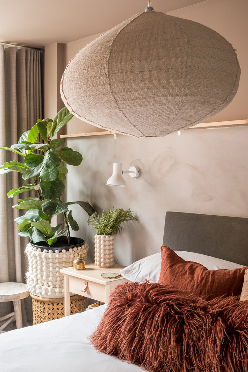 Chambre bohème dans des tonalité de vieux rose réhaussé de rouge