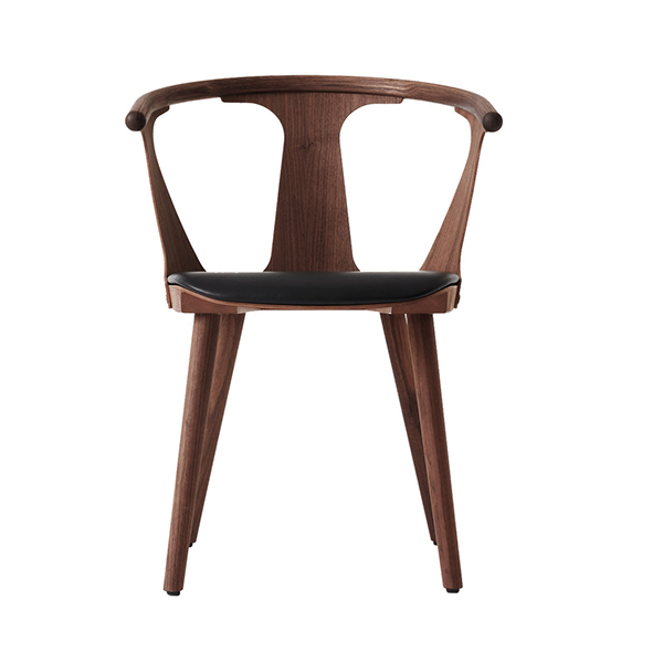 Fauteuil en noyer et cuir, In Between SK2, design : Sami Kallio pour &tradition