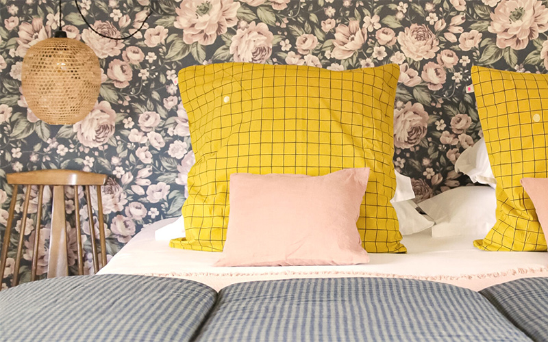 A la maison du Neissey à Saint-Briac - Papier-peint à fleurs et linge de lit à carreaux