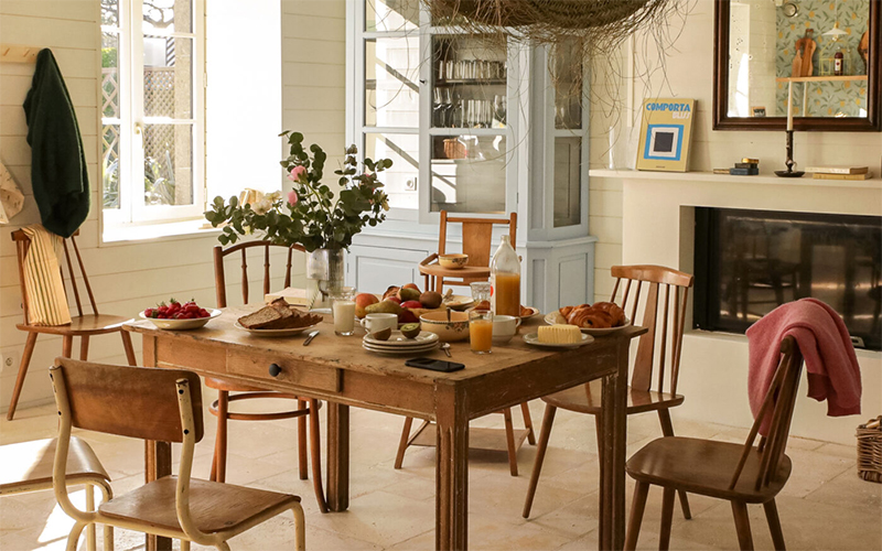 A la maison du Neissey à Saint-Briac - Table de ferme et chaises chinées pour la salle de séjour