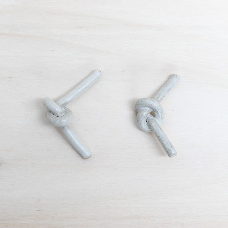 nousparis_Madoka-Rindal-porte-couteau-noeud-en-gres-email-blanc