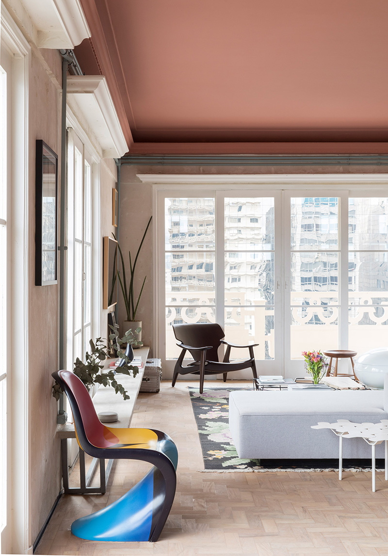 Plafond peint en terracotta - RF Apartement à à São Paulo par le studio Super Limão