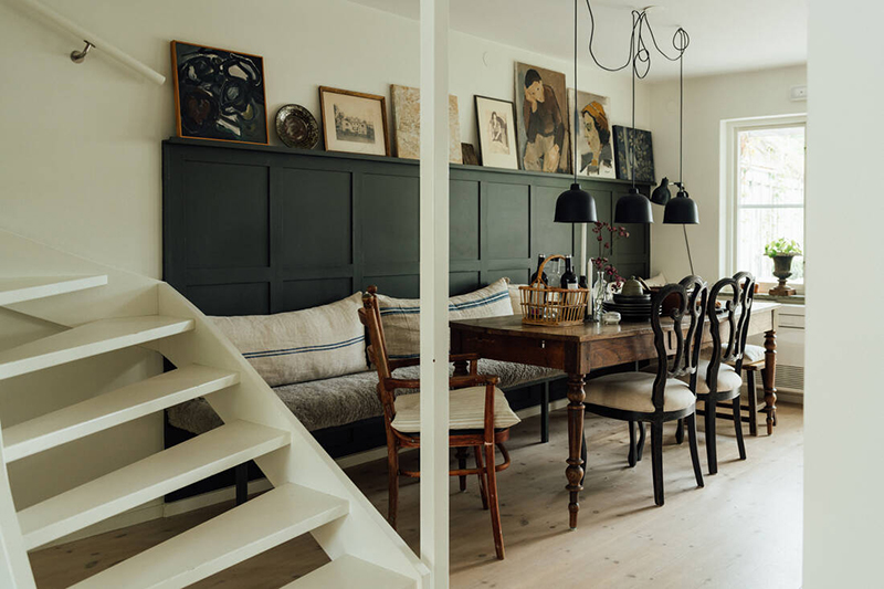 Une maison parfaitement lagom en Suède // Salle à manger rustique en noir et blanc