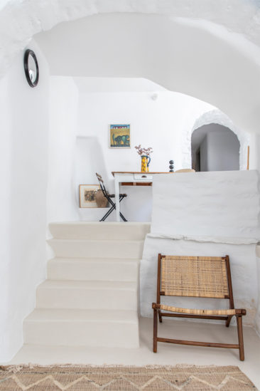 Une maison à Tinos par Bobotis architects // Un intérieur épuré, meublé de mobilier chiné rustique
