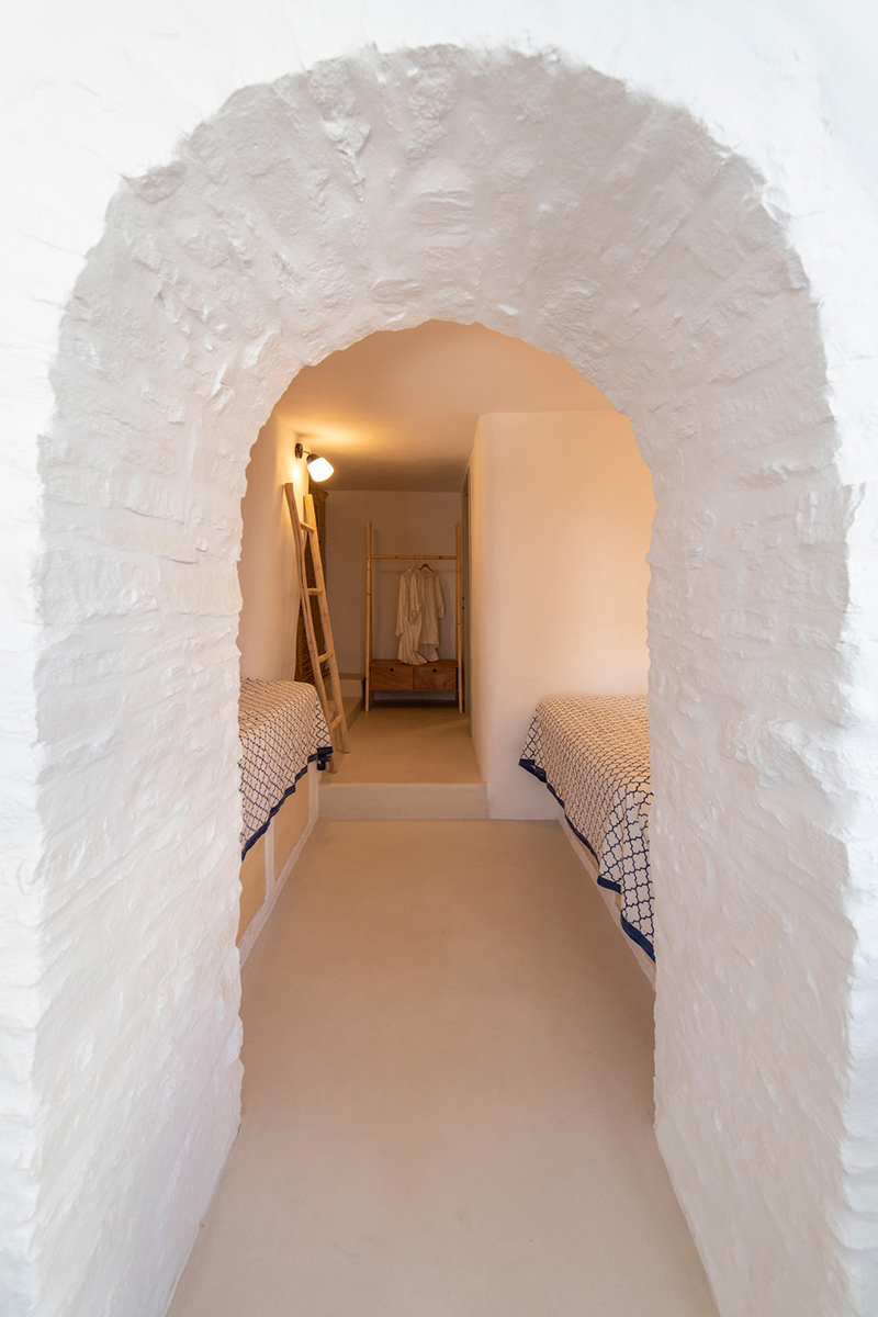 Une maison à Tinos par Bobotis architects // l''espace de stockage, qui abritait le pressoir a été transformé en lit)