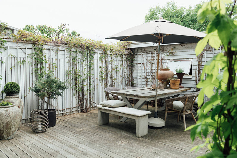  Une maison parfaitement lagom en Suède // Terrasse aménagée en bois