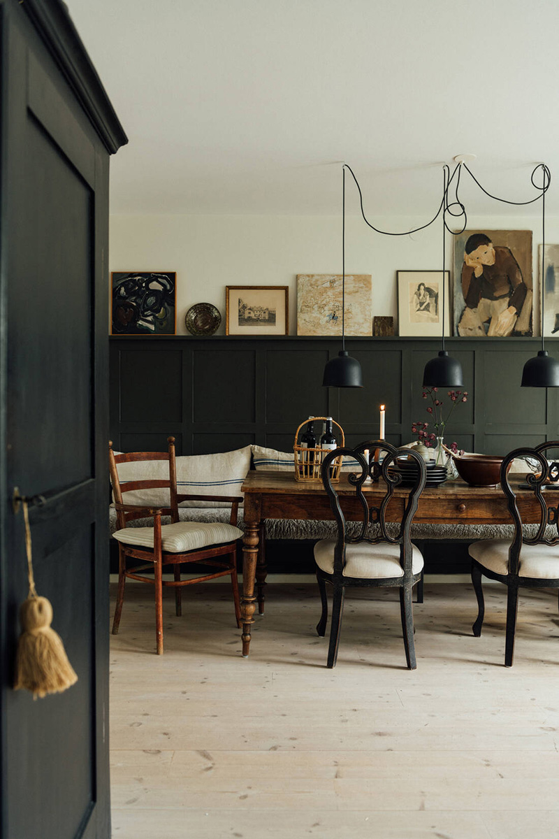 Une maison parfaitement lagom en Suède // Salle à manger rustique en noir et blanc