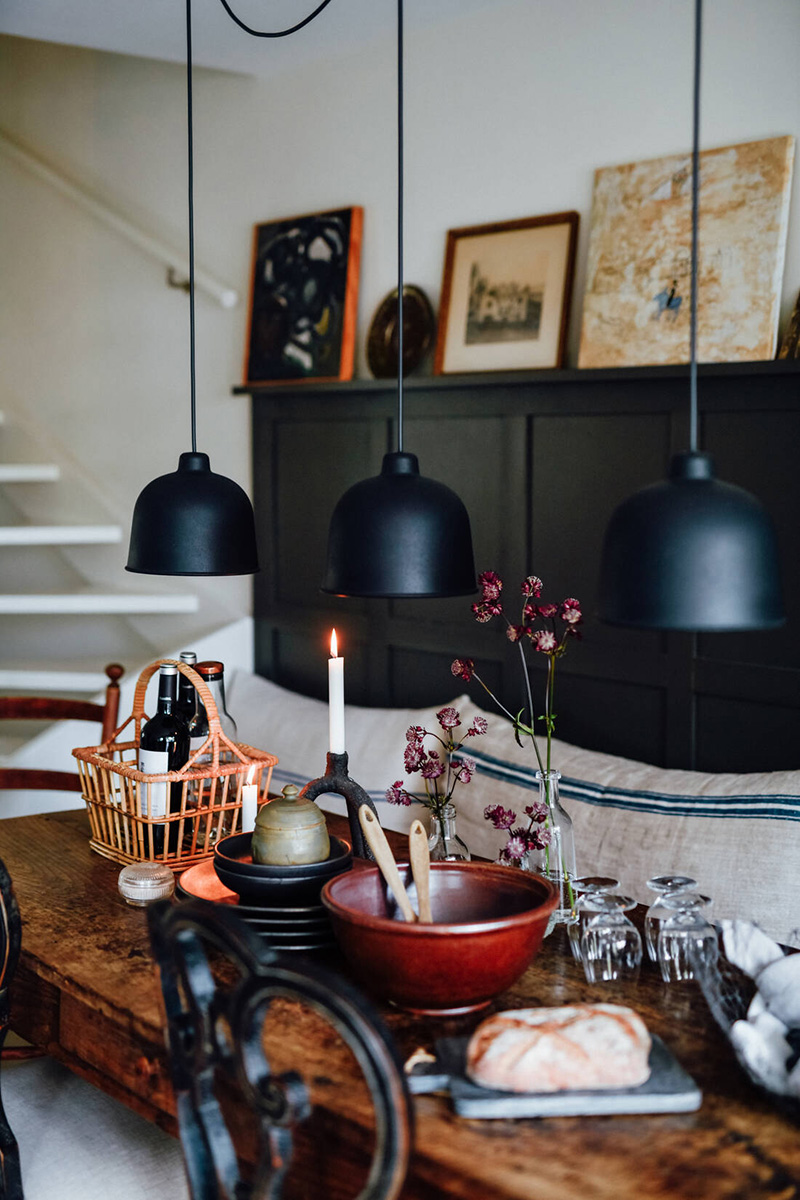 Une maison parfaitement lagom en Suède // Salle à manger rustique en noir et blanc