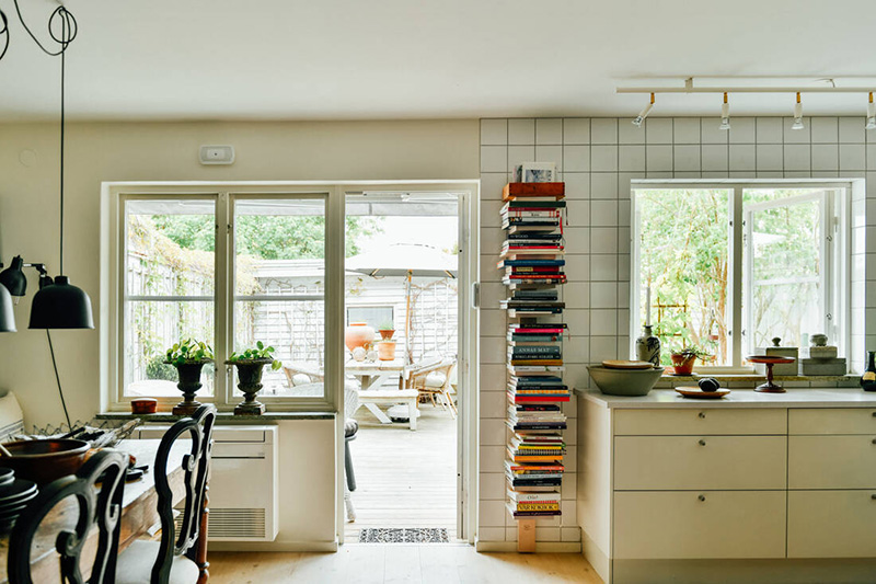  Une maison parfaitement lagom en Suède // Une cuisine blanche, basique ouverte sur le jardin